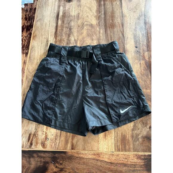Nike Women's Glossy Black Loose Fit Woven Belted Shorts Size Medium - Picture 3 of 7